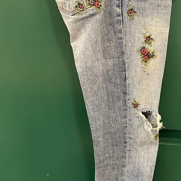 GUESS! - Picture 2 of 7